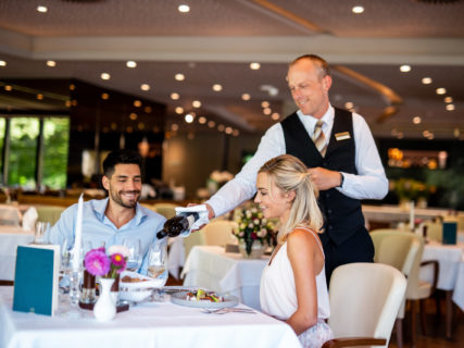 Warmbader ThermenHotel GmbH - Paar am Tisch