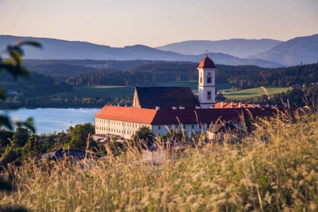 Stift St. Georgen am Längsee aus der Ferne