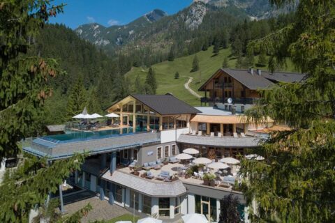 Aussenansicht-Almwellness-Resort-Tuffbad-Wieseralm