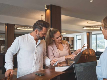 Ehepaar checkt beim Karnerhof ein