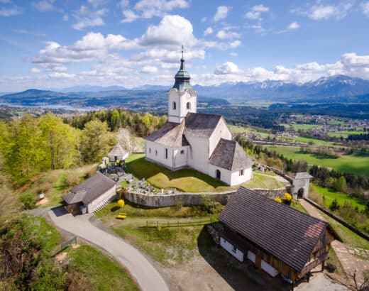 Kirche mit Friedhof